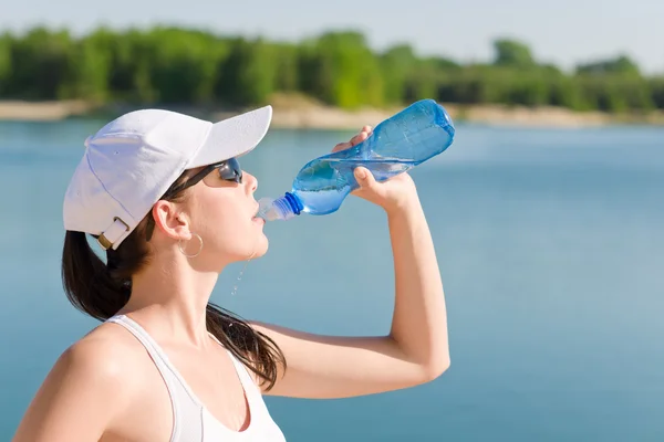 夏季运动适合女人喝瓶水 — 图库照片