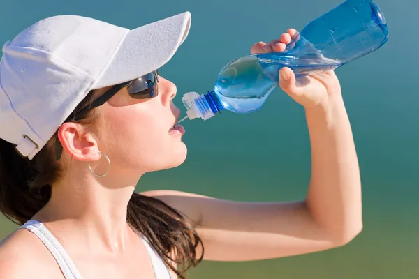 Літній спорт підійде жінка п'є пляшку води — стокове фото