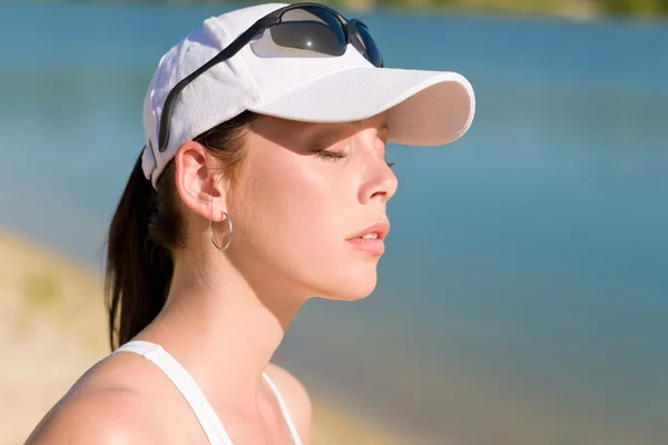 Mulher esporte de verão com boné desfrutar do pôr do sol — Fotografia de Stock