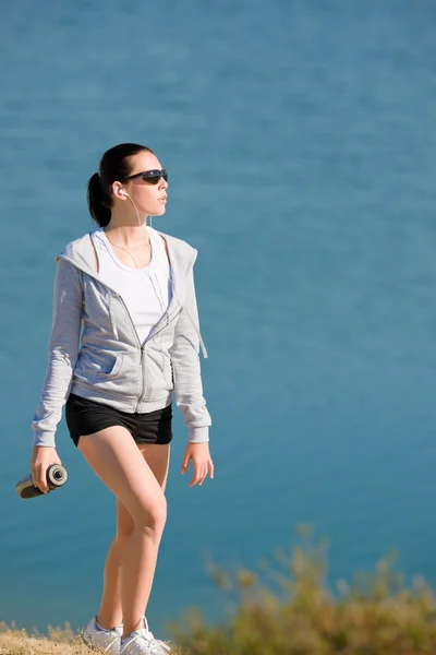 Καλοκαιρινό άθλημα ταιριάζει γυναίκα με τα πόδια στην παραλία — Φωτογραφία Αρχείου