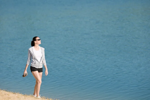 Summer sport fit woman walk on beach — Stock Photo, Image