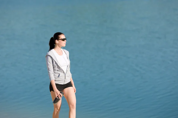 Летний спорт спортивная женщина прогулка по пляжу — стоковое фото