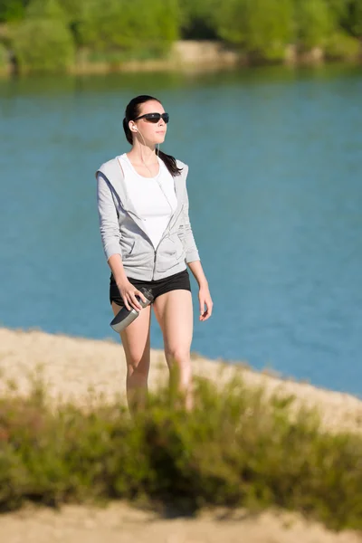 Letní sport fit žena chůze na pláži u moře — Stock fotografie
