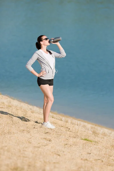 Nyári sport alkalmas nő ital vizes palack — Stock Fotó
