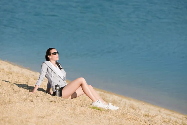 Estate sport fit donna seduta sulla spiaggia — Foto Stock