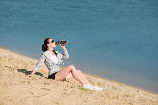 Verano deporte en forma mujer beber botella de agua — Foto de Stock