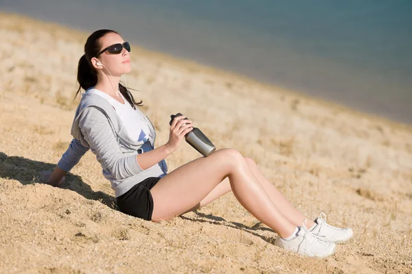 Літній спорт підходить жінка відпочиває на пляжі — стокове фото