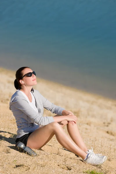 夏のスポーツに合う女性はビーチでリラックスします。 — ストック写真