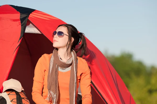 Camping mulher feliz sentado na frente da tenda — Fotografia de Stock