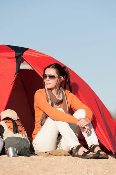 Camping glad kvinna sitter framsidan av tält坐在前面的帐篷露营快乐女人 — 图库照片