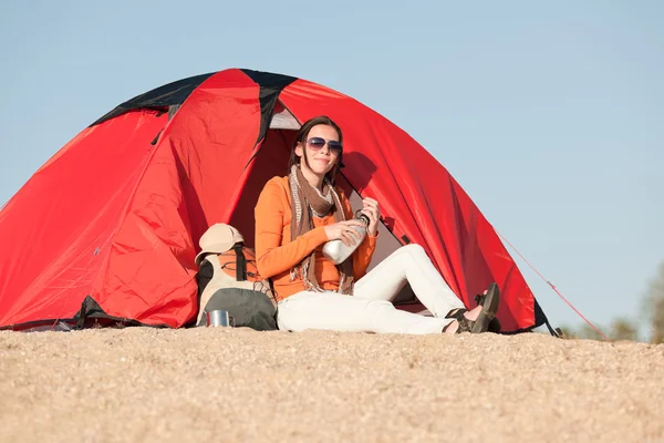 Camping glad kvinna sitter framsidan av tält坐在前面的帐篷露营快乐女人 — 图库照片