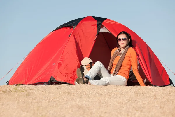 Kamp çadır önünde oturan mutlu kadın — Stok fotoğraf