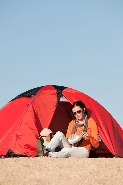 Camping gelukkig vrouw zitten voorzijde van tent — Stockfoto