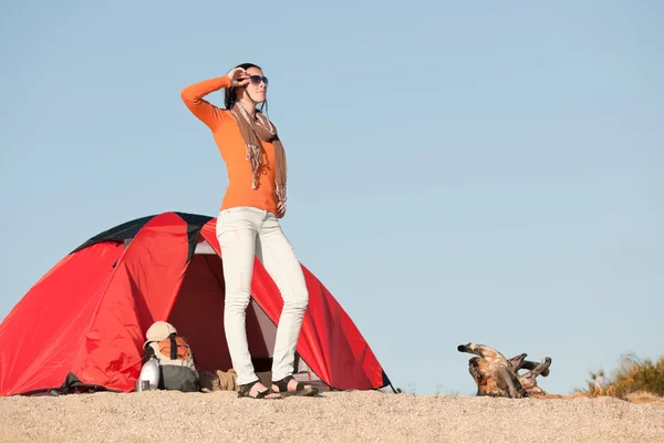 ビーチでのテントの外のキャンプの幸せな女 — ストック写真