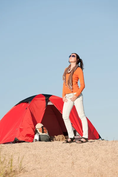 Camping mulher feliz fora da barraca na praia — Fotografia de Stock