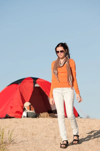 Campeggio felice donna fuori tenda sulla spiaggia — Foto Stock
