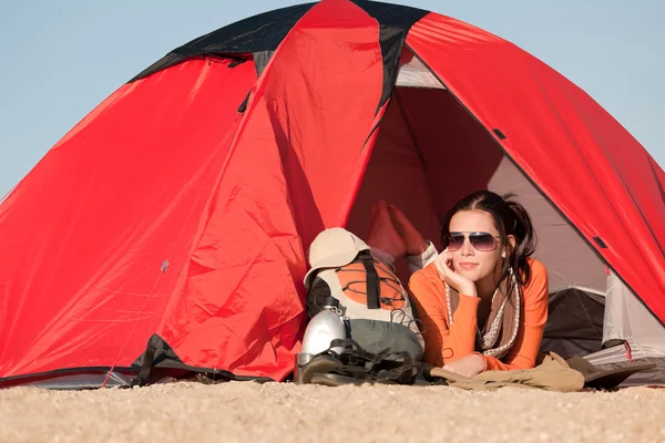 Campeggio felice donna in tenda sulla spiaggia — Foto Stock