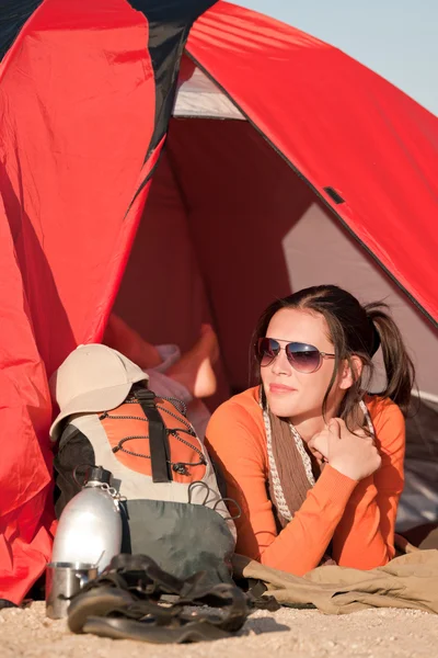 Camping gelukkig vrouw in tent op strand — Stockfoto