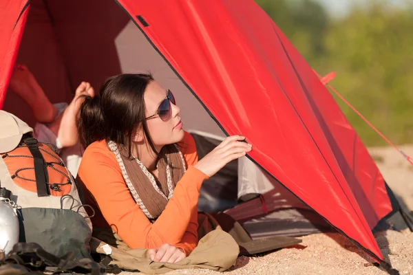 Sahilde çadırda kamp mutlu kadın — Stok fotoğraf