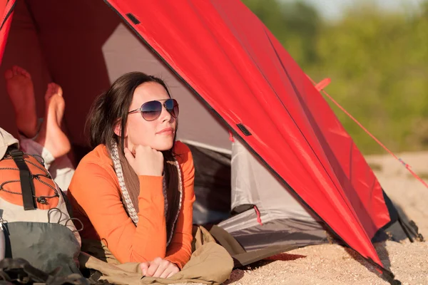 Camping gelukkig vrouw in tent op strand zonsondergang — Stockfoto