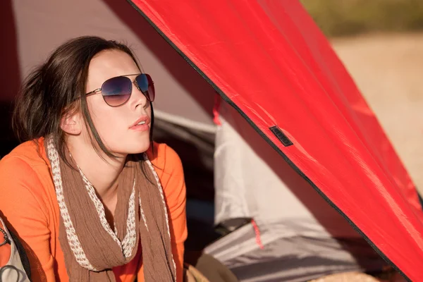 Лагерь счастливая женщина лежит в палатке в одиночестве — стоковое фото