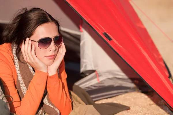 Campeggio felice donna sdraiata in tenda da sola — Foto Stock