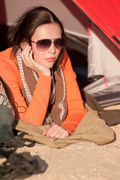 Лагерь счастливая женщина лежит в палатке в одиночестве — стоковое фото