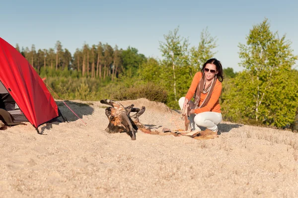 Camping mulher feliz sentado ao lado da fogueira na praia — Fotografia de Stock