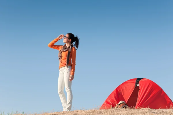 Kemping szczęśliwą kobietą poza namiot na plaży — Zdjęcie stockowe