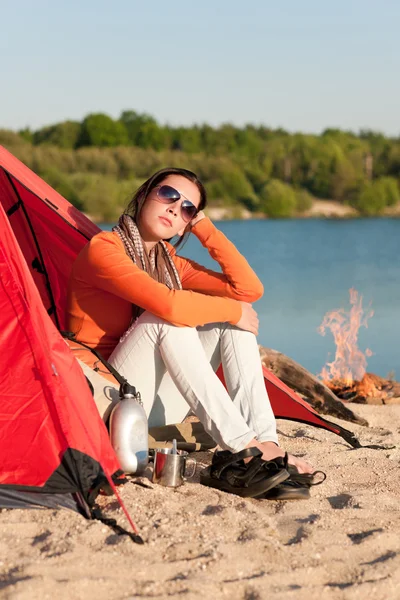 Camping playa mujer por fogata en tienda de campaña — Foto de Stock