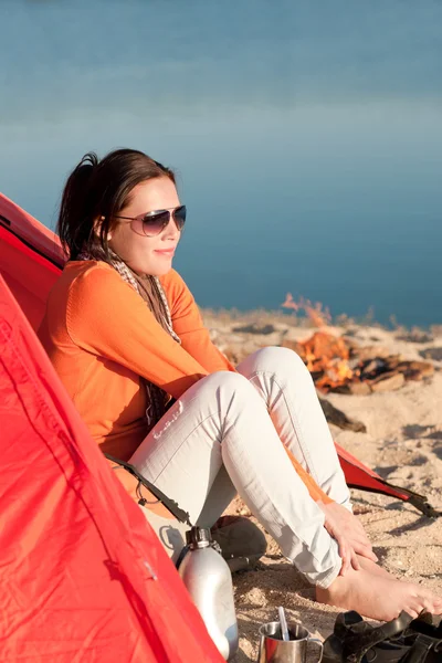 Camping strand vrouw door kampvuur in tent — Stockfoto