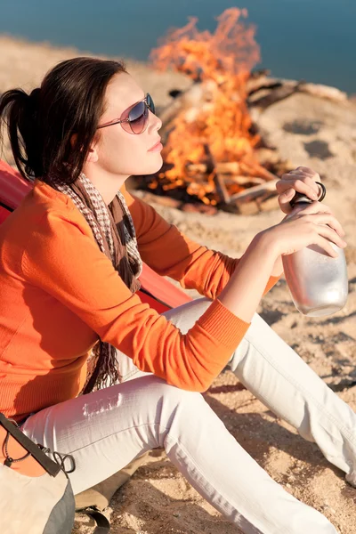 Camping mulher feliz pela fogueira na praia — Fotografia de Stock