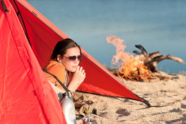 Camping gelukkig vrouw ontspannen in tent door kampvuur — Stockfoto