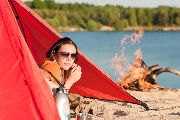 Kadın dinlenmek çadırda kamp ateşi ile mutlu kamp — Stok fotoğraf