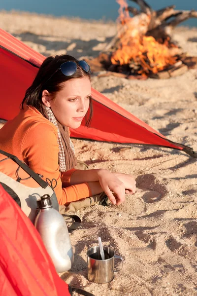 Glückliche Frau entspannen im Zelt am Lagerfeuer — Stockfoto