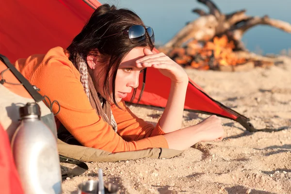 Camping mulher feliz relaxar na tenda pela fogueira — Fotografia de Stock