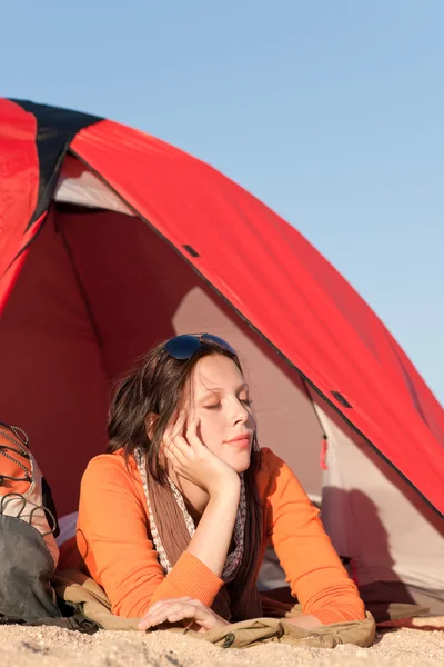 Campeggio felice donna tenda relax sulla spiaggia — Foto Stock