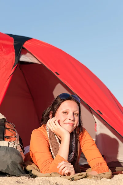 Mutlu kadın rahat sahilde çadır kamp — Stok fotoğraf