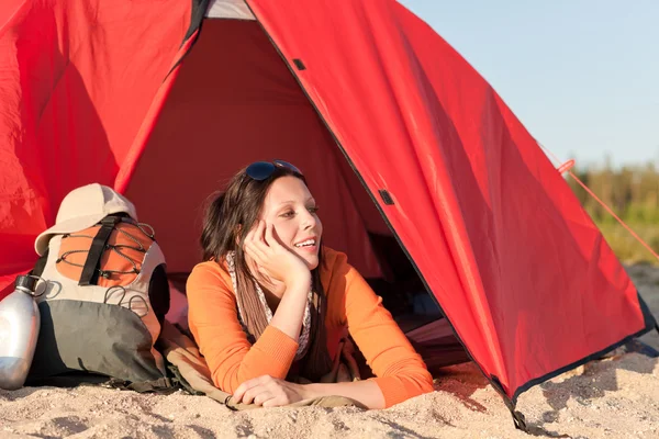 Camping happy woman relax tent on beach — Stock Photo, Image