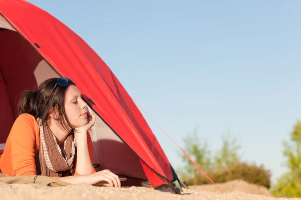 Camping mulher feliz relaxar barraca na praia — Fotografia de Stock