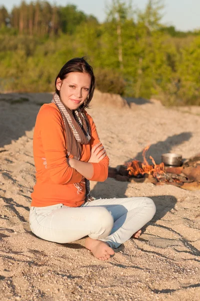 Camping donna relax sulla spiaggia vicino al falò — Foto Stock