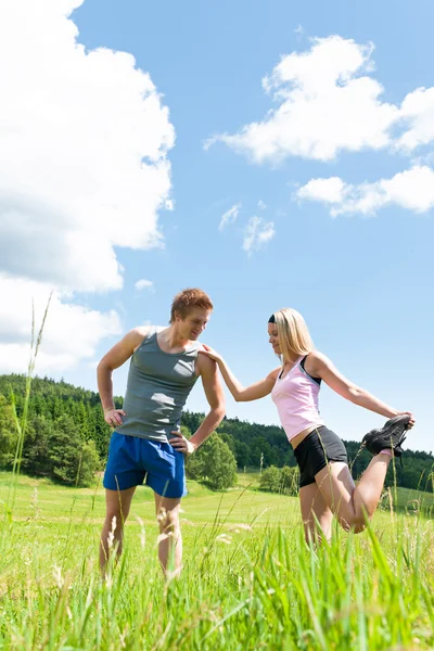 Deportiva feliz pareja en los prados día soleado —  Fotos de Stock