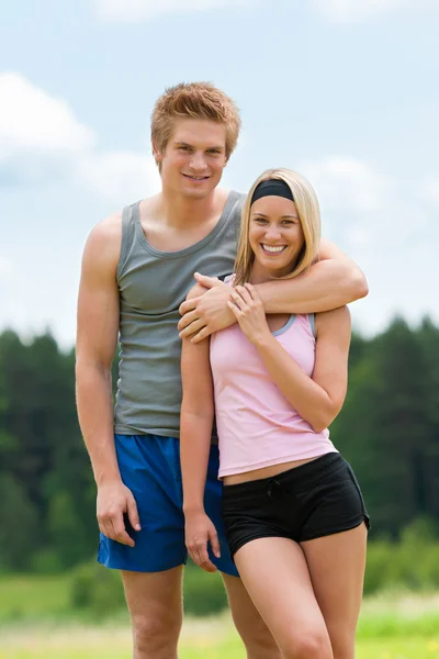 Deportiva joven pareja feliz posando en coutryside —  Fotos de Stock