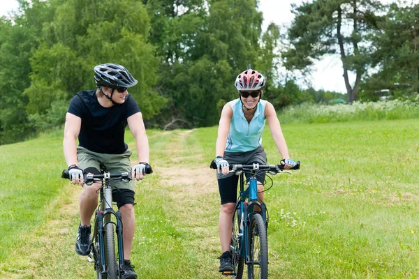 Desporto feliz casal andar de bicicleta no coutryside — Fotografia de Stock
