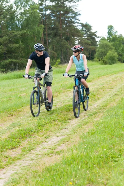 Sport couple heureux vélo d'équitation dans la campagne — Photo