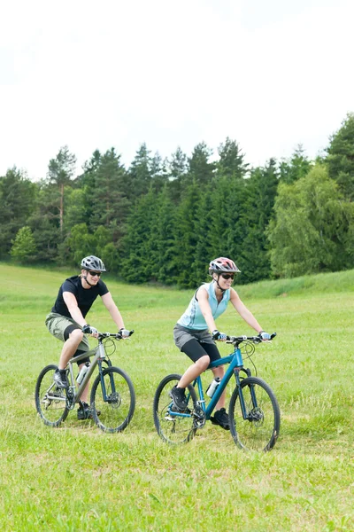 幸せなカップルの小さな町で自転車に乗るスポーツします。 — ストック写真