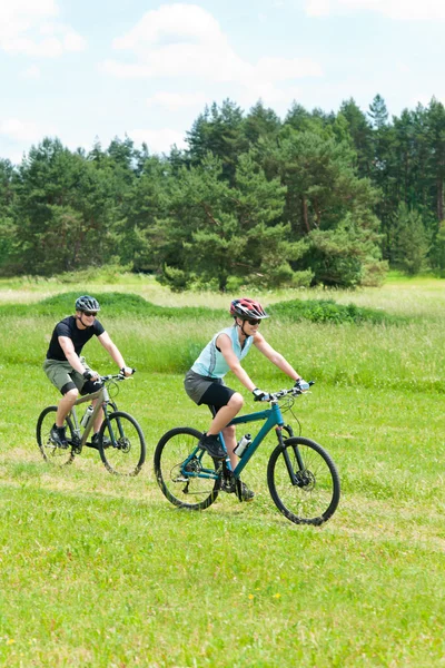 Deporte feliz pareja montando bicicletas en coutryside —  Fotos de Stock