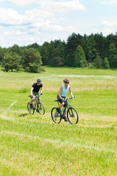 Sportliches glückliches Paar beim Fahrradfahren in der Natur — Stockfoto