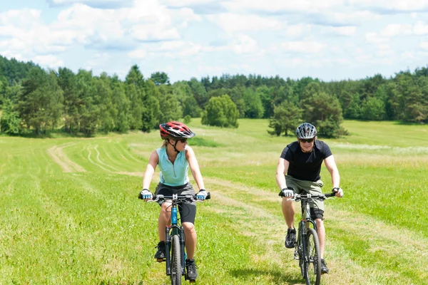 Sport szczęśliwy pary jazdy rowerami w Polana — Zdjęcie stockowe