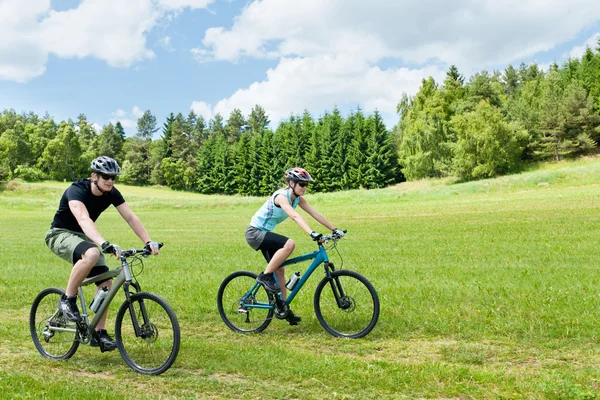 Sport szczęśliwy pary jazdy rowerami w Polana — Zdjęcie stockowe